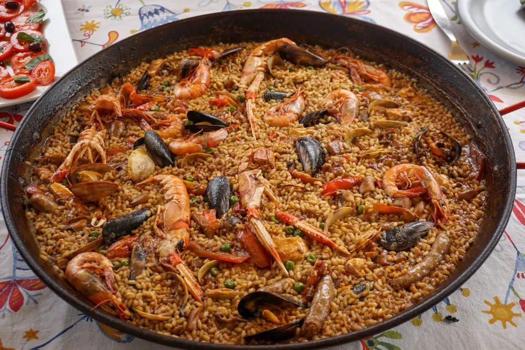 Difference Between Arroz Valenciana and Paella Featured Image.