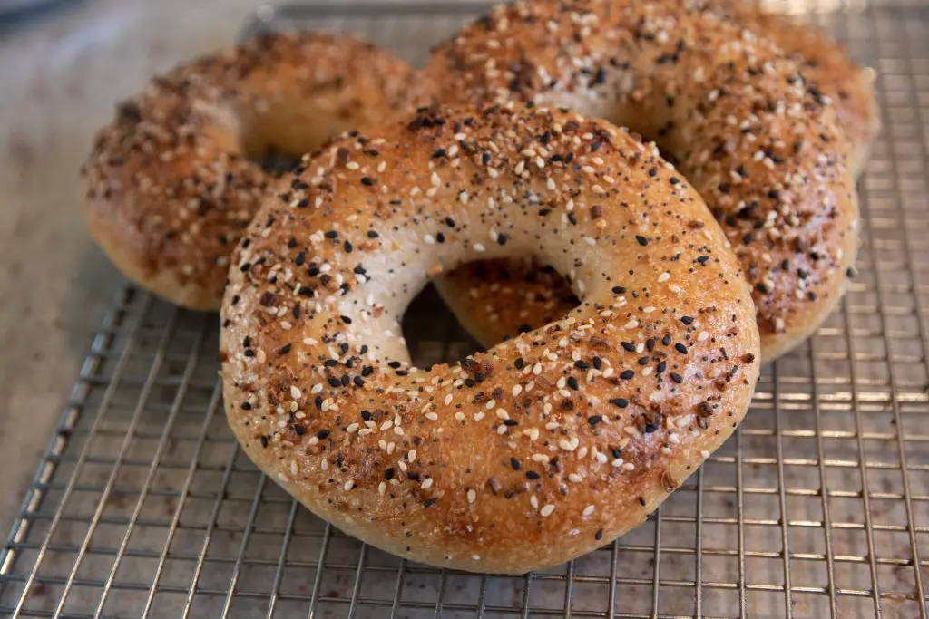 Difference Between Bagel and Bun Featured-Image