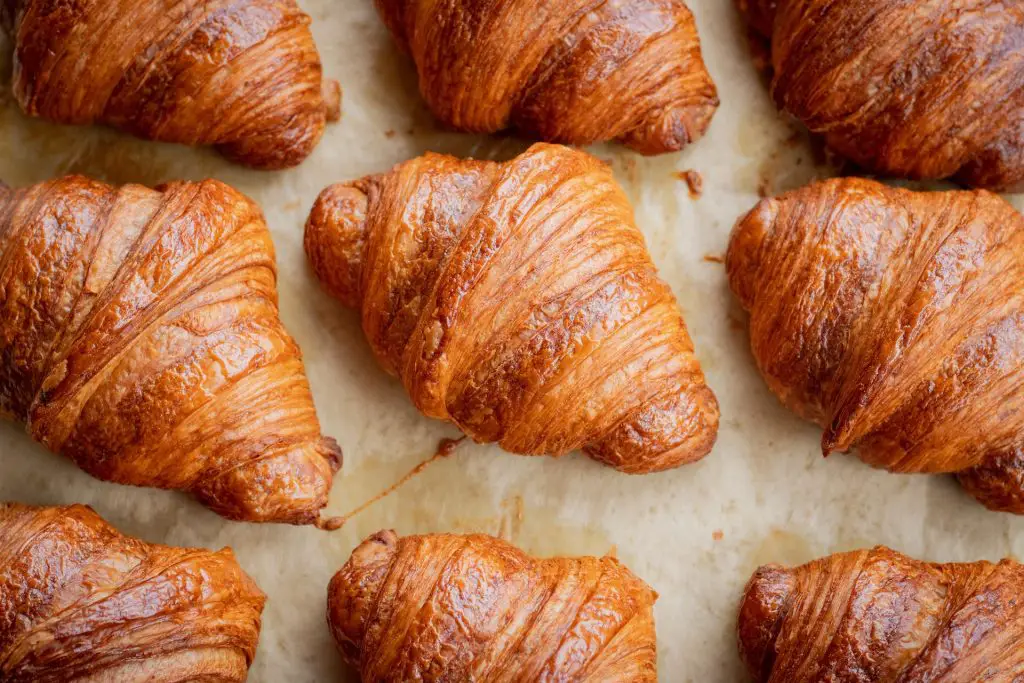 Difference Between Croissants and Crescent Rolls Featured Image